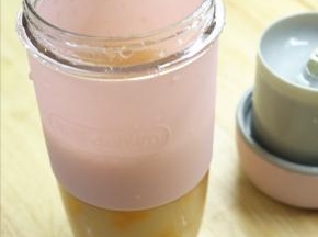 芒果去皮切块，扔进东菱无线果汁机中，倒入益力多。