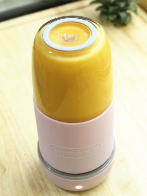 拧紧盖子，双击启动，把它倒扣过来。