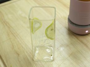 杯子里我是用切片的柠檬片做装饰的。