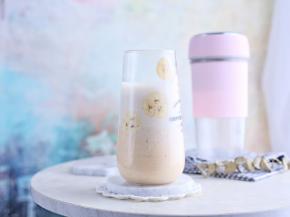 香蕉真的很百搭，无论和什么搭配，都能完美融合，没有违和感。这次我做了两层，一层加酸奶，浓稠的口感。一层加牛奶，香滑的感觉，一次喝到两种口感，超级赞。