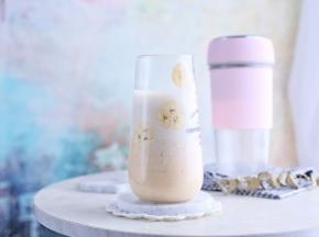 香蕉真的很百搭，无论和什么搭配，都能完美融合，没有违和感。这次我做了两层，一层加酸奶，浓稠的口感。一层加牛奶，香滑的感觉，一次喝到两种口感，超级赞。