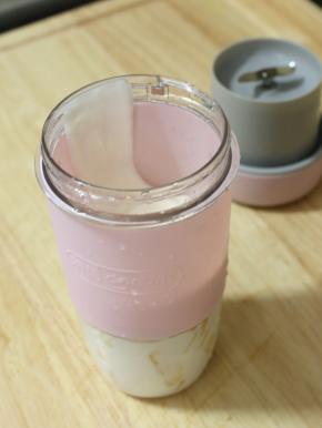 香蕉皮切块，先把一半扔进东菱无线果汁机中，加入酸奶。