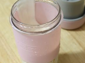 香蕉皮切块，先把一半扔进东菱无线果汁机中，加入酸奶。