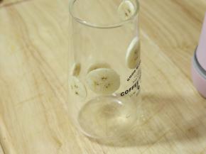 杯子里我是切片的香蕉做装饰的。