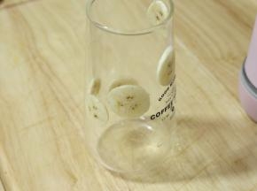 杯子里我是切片的香蕉做装饰的。