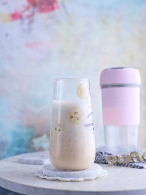 30秒之后，酸奶香蕉就做好啦。按同样的方法，另一半加入牛奶和糖榨汁即可。