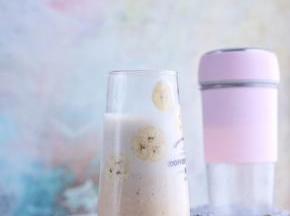 30秒之后，酸奶香蕉就做好啦。按同样的方法，另一半加入牛奶和糖榨汁即可。