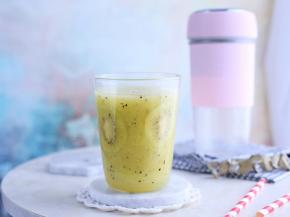 奇异果富含维生素C，有抗衰老、清肠排毒的功能，味道酸酸甜甜。我只榨了30秒，还能吃到一点点小小的果肉，口感超奇妙。