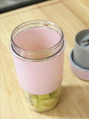 奇异果去皮切块，扔进东菱无线果汁机中，倒入凉白开和糖。