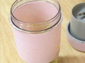 奇异果去皮切块，扔进东菱无线果汁机中，倒入凉白开和糖。