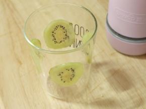 杯子里我是用切片的奇异果片做装饰的。