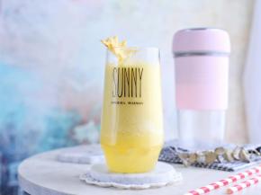 夏天是菠萝的季节，自己用榨汁机榨的纯玻璃汁不要太好吃了，酸酸甜甜的，超对我胃口。如果你怕酸，可以加点糖调节一下。