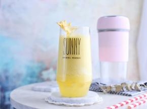 夏天是菠萝的季节，自己用榨汁机榨的纯玻璃汁不要太好吃了，酸酸甜甜的，超对我胃口。如果你怕酸，可以加点糖调节一下。