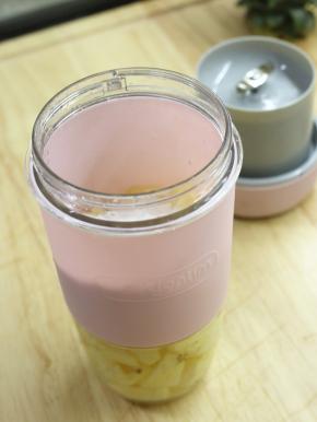 菠萝去皮切块，扔进东菱无线果汁机中。