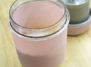 菠萝去皮切块，扔进东菱无线果汁机中。