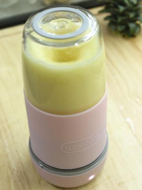 拧紧盖子，双击启动，把它倒扣过来。