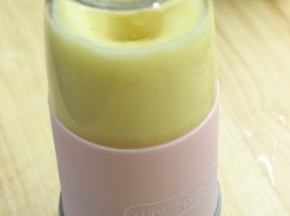 拧紧盖子，双击启动，把它倒扣过来。