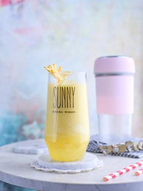 30秒之后，一杯酸酸甜甜的纯菠萝汁就做好啦。