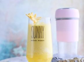 30秒之后，一杯酸酸甜甜的纯菠萝汁就做好啦。