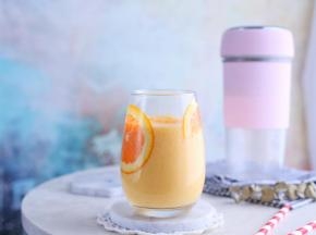 一整杯的橙汁，味道很浓郁，橙子几乎是维生素C的代名词，能降低血中当初，增加抵抗力，没事就多吃个橙子吧。