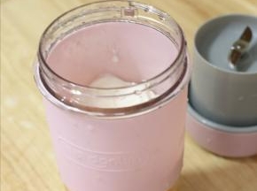 香橙去皮切块，记得白色部分要去除干净一些。把它们扔进东菱无线果汁机中，加入牛奶和糖。