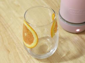 杯子里我是薄薄的血橙片做装饰的。