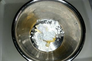 糖粉、黄油、盐放在一起搅拌均匀