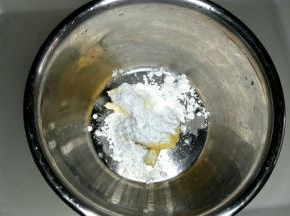 糖粉、黄油、盐放在一起搅拌均匀