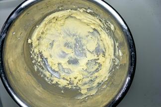 用手持电动打蛋器中速打发至黄油体积膨胀微微发白状态