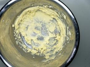 用手持电动打蛋器中速打发至黄油体积膨胀微微发白状态