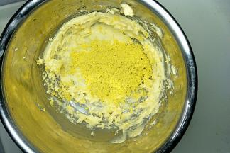 过筛加入蛋黄搅拌均匀