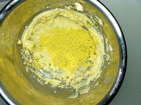 过筛加入蛋黄搅拌均匀