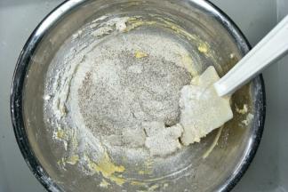 加入玉米淀粉和全麦粉