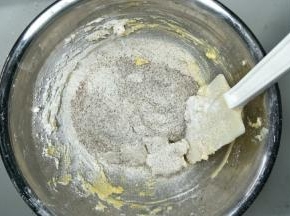 加入玉米淀粉和全麦粉