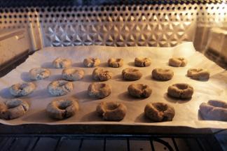 放入提前预热好的烤箱中层，上下火170度约烤12分钟左右。