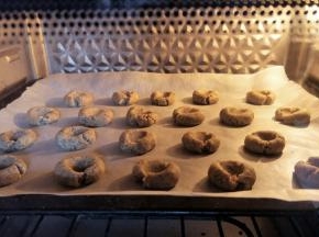 放入提前预热好的烤箱中层，上下火170度约烤12分钟左右。