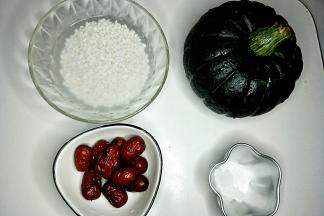 准备食材，南瓜红枣洗净，糯米用清水浸泡一晚上。