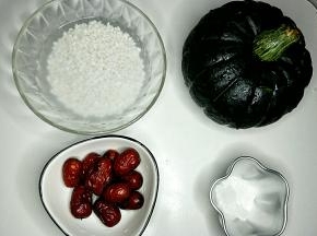 准备食材，南瓜红枣洗净，糯米用清水浸泡一晚上。
