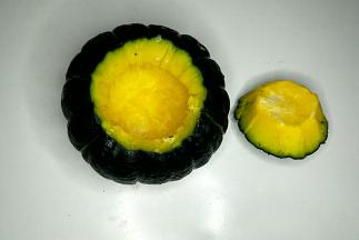 南瓜如图切开，挖出南瓜瓤形成南瓜碗。