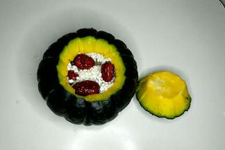 把糯米、红枣、冰糖放入南瓜碗中