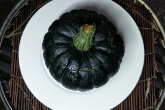 底部垫盘子，放入蒸屉冷水下锅，水开后再蒸30分钟即可