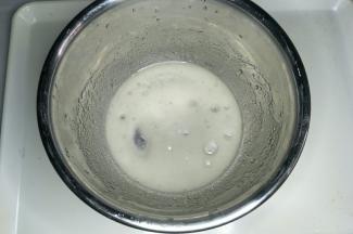 首先把清水、玉米油放在一起搅拌均匀至乳化状态