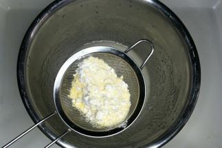 过筛加入低筋面粉和玉米面