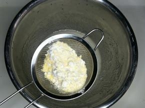 过筛加入低筋面粉和玉米面