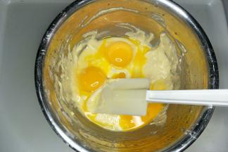 把蛋黄蛋清分离，蛋清放在无水无油的盆中待用。蛋黄加入刚才调好的面糊中。