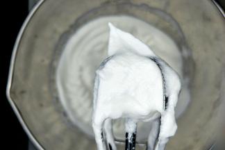 蛋清中加入柠檬汁，分三次加入糖粉用手持电动打蛋器低速打发至蛋白体积膨胀，打蛋器提起蛋白不易落下，呈直尖状态。