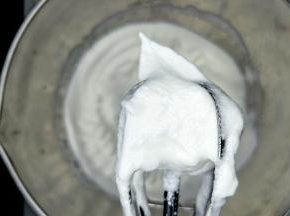 蛋清中加入柠檬汁，分三次加入糖粉用手持电动打蛋器低速打发至蛋白体积膨胀，打蛋器提起蛋白不易落下，呈直尖状态。