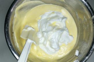 把剩余蛋白加入继续翻拌均匀，不要画圈搅拌。