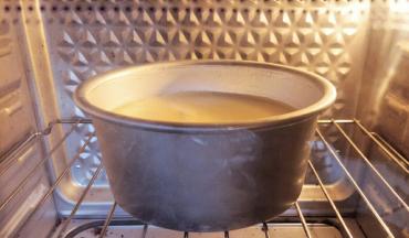 震动下放入提前预热好的烤箱中层，上下火150度约烤40分钟左右。