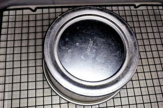 出炉后震动下倒扣室温放凉